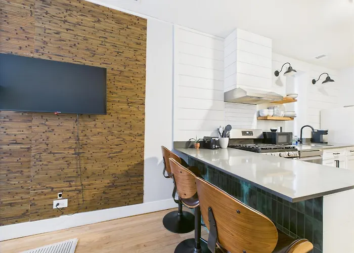 Modern 2br With Patio & Cozy Space *